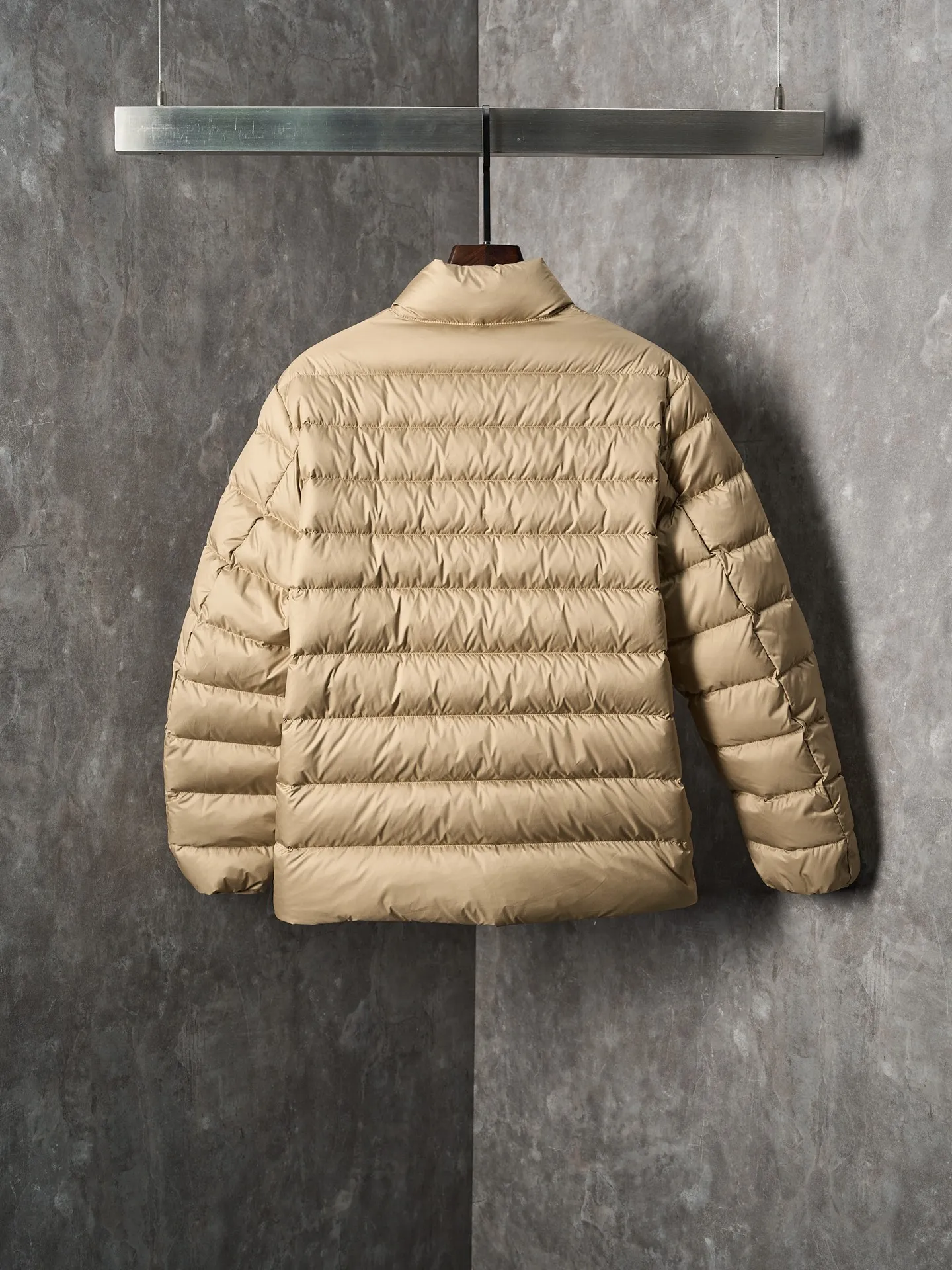 P900 Actual hanging auction】Ralph Lauren/Ralph Lauren pony logo embroidered ribs lightweight down jacket [Ready stock] S M L XL high-quality filling: 90 white duck down is selected, weighing 260g, ensuring excellent thermal insulation performance. After strict screening and processing, the velvet is not easy to drill, ensuring durability. The nylon fabric has good windproof and waterproof properties, which can effectively block the intrusion of wind and rain from the outside. It keeps the interior dry and is suitable for wearing in humid or rainy environments.  The red label on the chest is made with an imported MECLO embroidery machine. The original pattern is scanned first, and then high-quality silk thread is used to make a pattern. The density effect is adjusted by continuous pattern making.  Exquisite details: the zipper design is simple and elegant, easy to operate; the closing design of the cuffs and hem effectively prevents the intrusion of cold wind, improving the warmth and comfort of wearing.  All the hangtags, wash marks, air holes, and four-button buttons are all custom-made using original one-to-one molds.